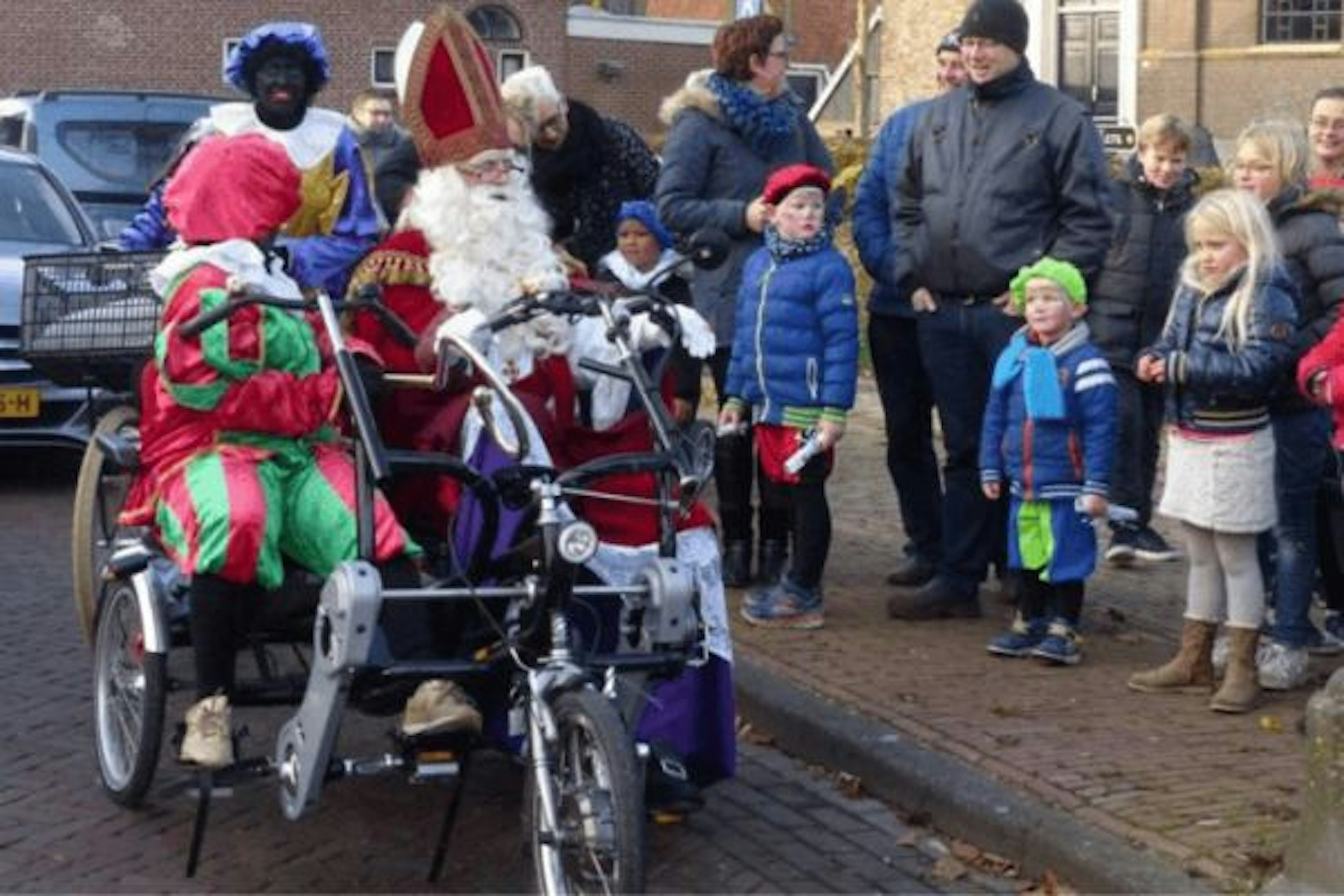 Sint en Piet op duofiets Van Raam in Folsgeare