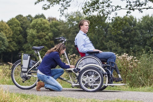 De rolstoel kun je op de VeloPlus eenvoudig vast zetten op het plateau