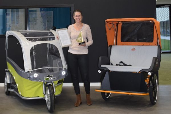 Marjolein Boezel of Van Raam with the Guus Hiddink Business Award 2019