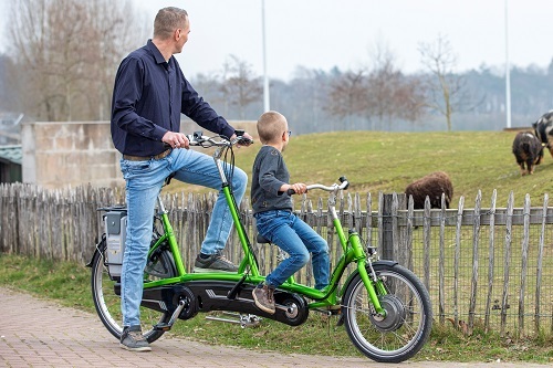 Radfahren mit einem Bein auf Van Raam Spezialfahrrad Kivo Tandem