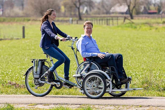 Bekijk de van raam veloplus rolstoeltransportfiets op de reva beurs in gent