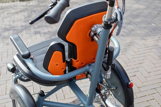 siège sur le vélo en fauteuil roulant 