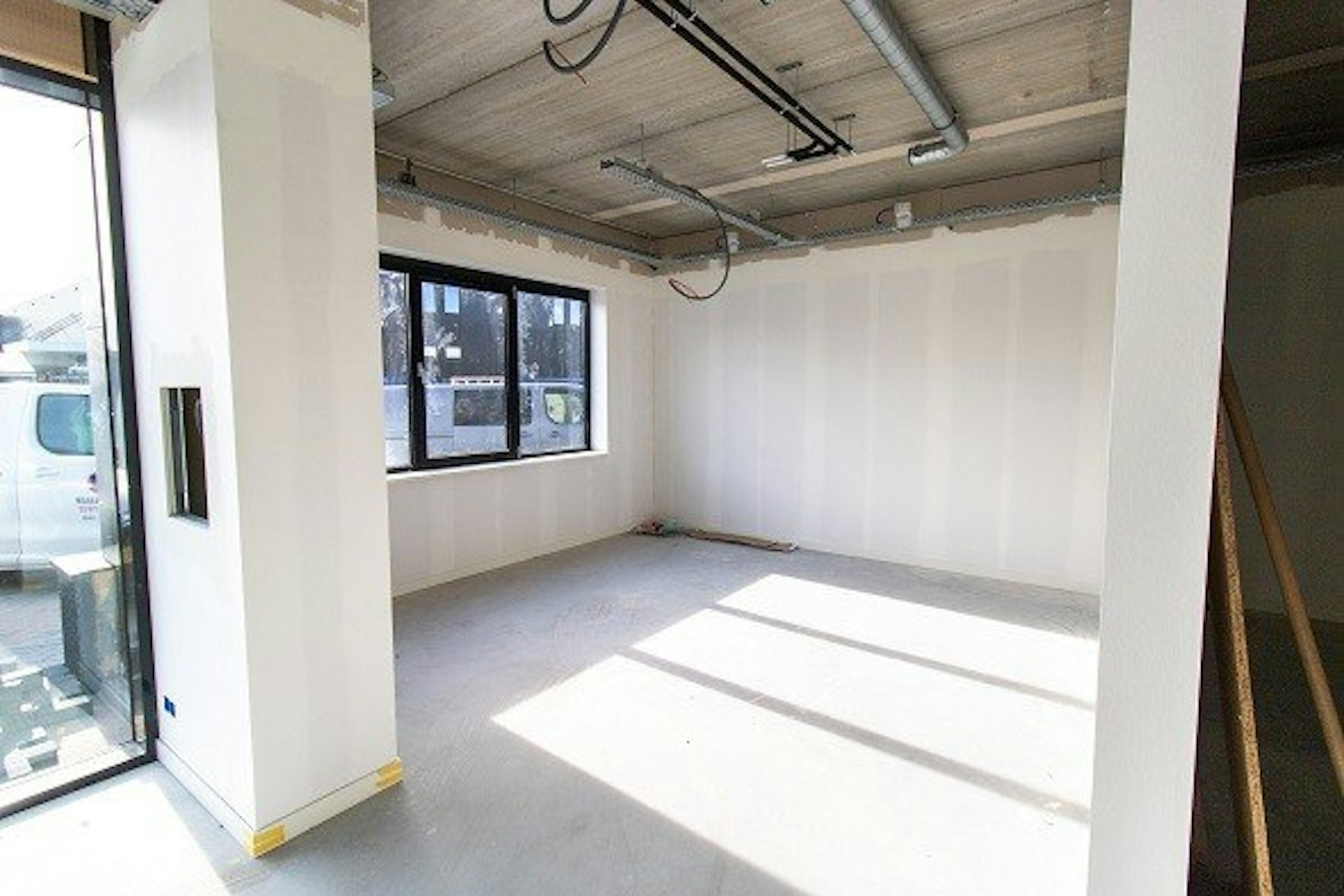 verputzte Wände in der neuen Halle Van Raam
