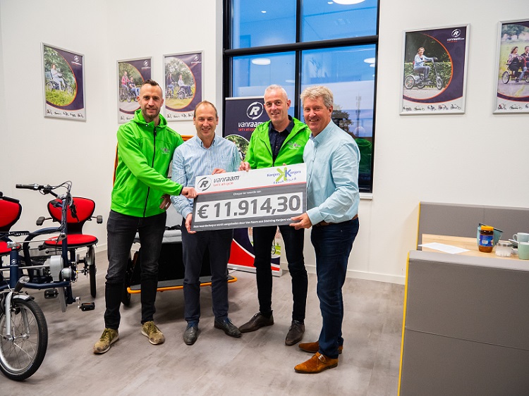 Cheque Van Raam to the Kanjers voor Kanjers Foundation