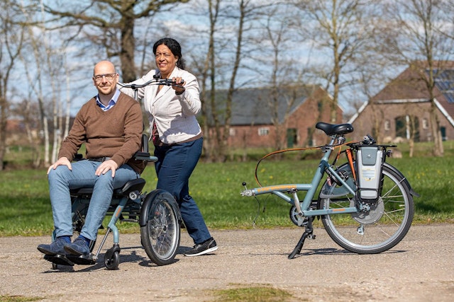 vélo avec fauteuil roulant devant Van Raam Opair