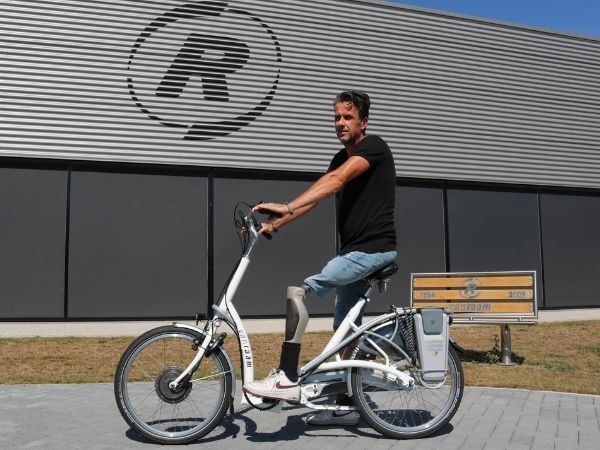 Fietsen met een prothese balance lage instap fiets Van Raam