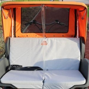 Video Chat Rikscha Fahrrad mit zwischen Abschirmung von vorne
