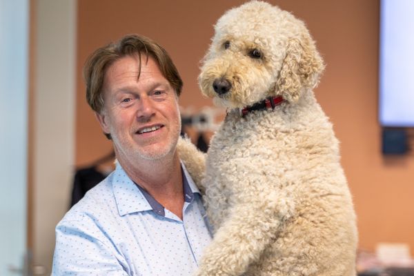 Hond op het werk heeft voordelen kantoorhond Puck bij van Raam