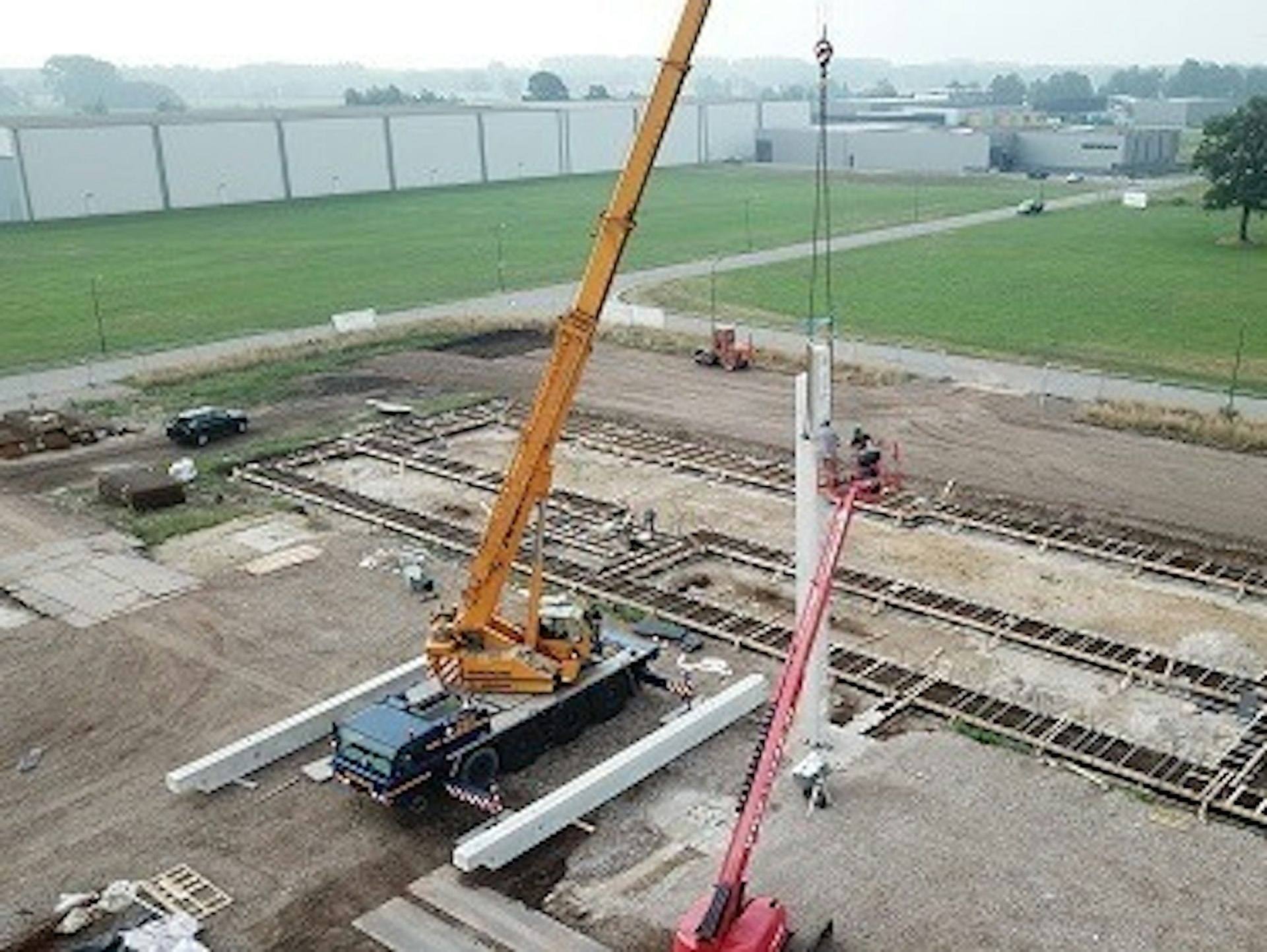 1e betonnen paal geplaatst