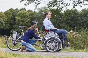 Der Rollstuhl kann einfach an der VeloPlus-Plattform befestigt werden