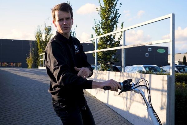 Van Raam Richtige Haltung auf dem Balance Tiefeinsteiger Fahrrad Richtung des Lenkervorbaus