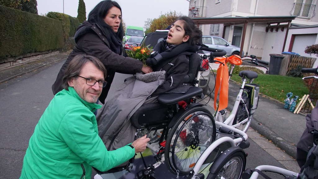 VeloPlus Rollstuhl Fahrrad bringt Mobilität 