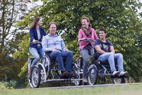 Querschnittsgehlähmt im Rollstuhl Paraplegic in a wheelchair and cyclingFahrrad fahren