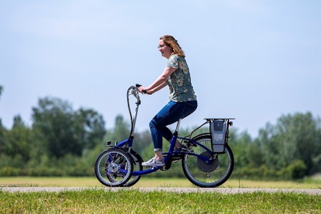 Unieke rij-eigenschappen van een van raam fiets met twee wielen voor goed overzicht door hoge zitpositie