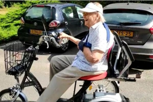 Hannie Hoogenboom op haar Easy Go Scootmobielfiets
