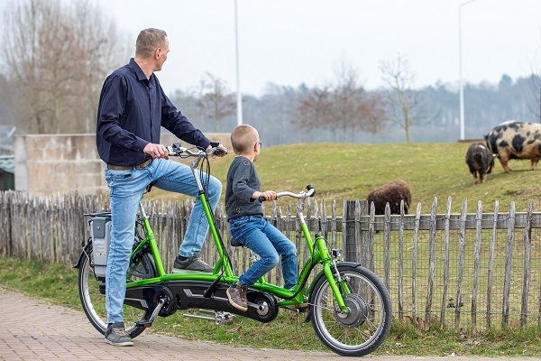 Van Raam tandem Kivo eine Person lenkt