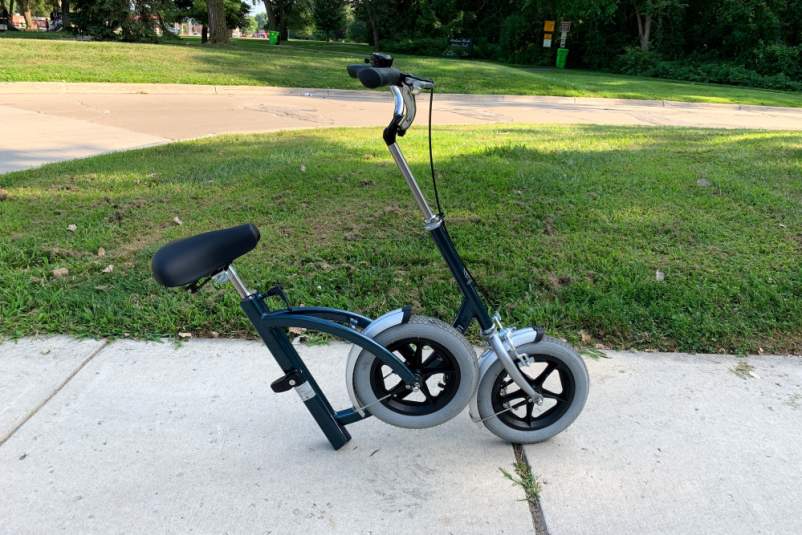 Benutzererfahrung Laufhilfe City – Jackie Zimmerman mit zusammengeklapt Laufhilfe