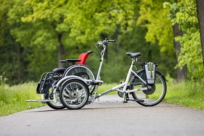 fiets met rolstoel voorop