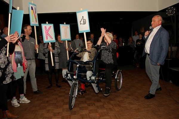 Bewohners-nemen-parallel-tandem-in-empfang