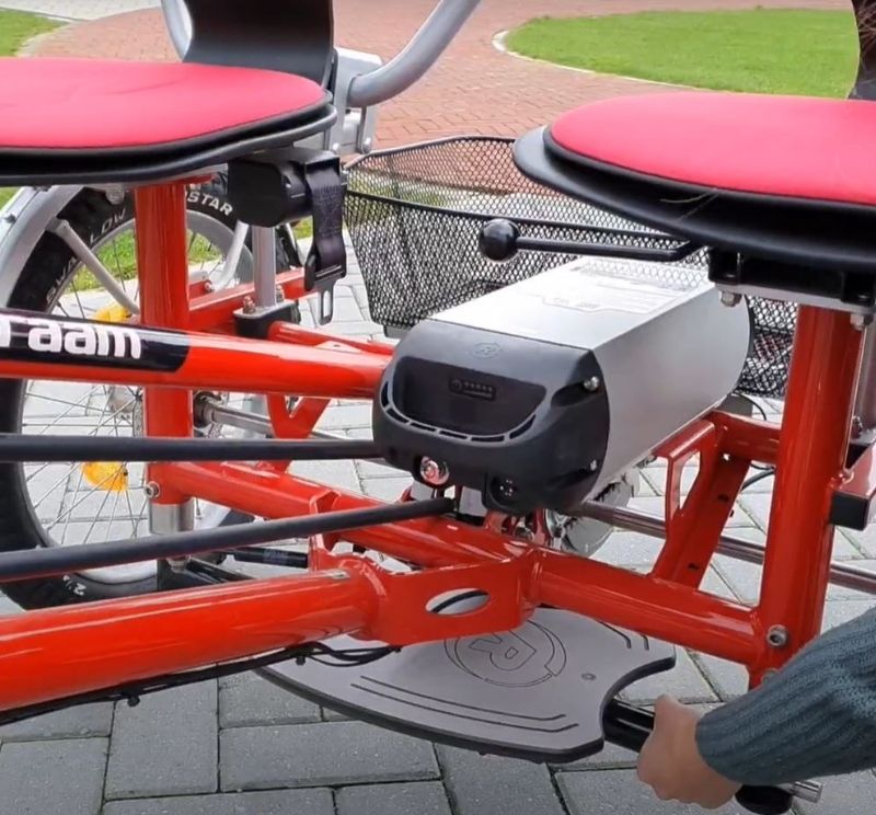 Uit de houder zwenkbare voetplaat Fun2Go duofiets video