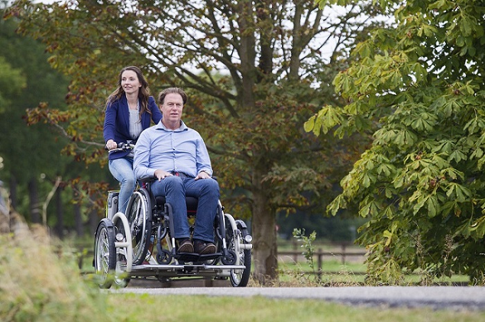 Nieuwe Van Raam VeloPlus rolstoelfietsen op de weg