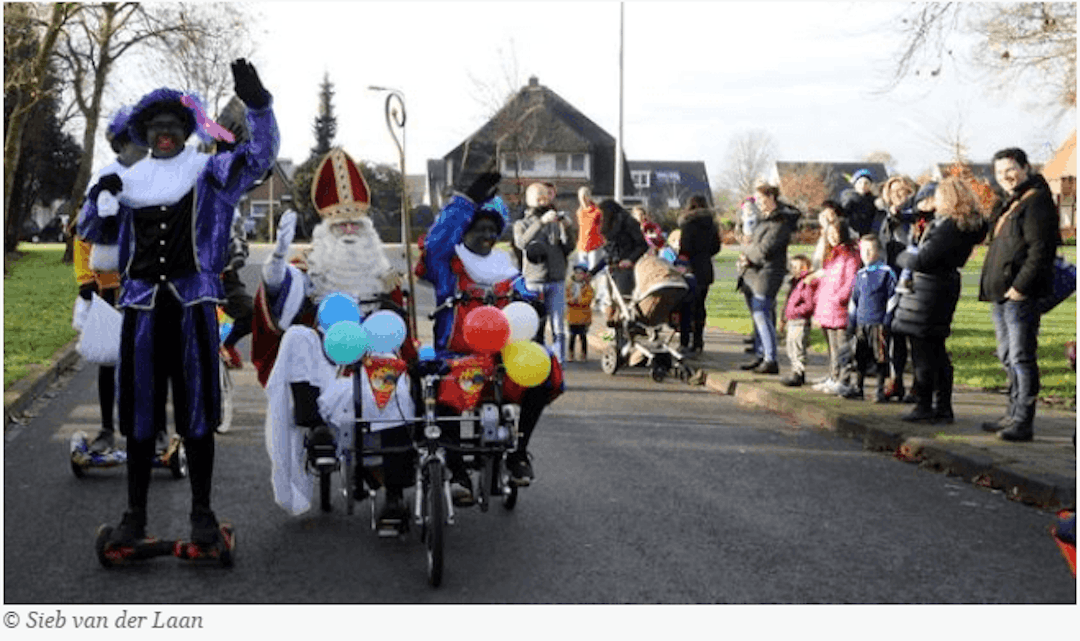 Sinterklaas en zwarte piets op duofiets