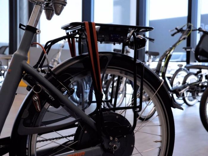 How do you remove a Van Raam Slim battery from the bicycle?