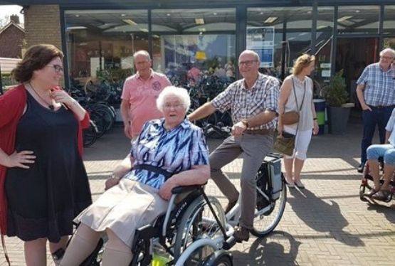 Senioren haben Spass auf Van Raam Fahrrädern Zentren