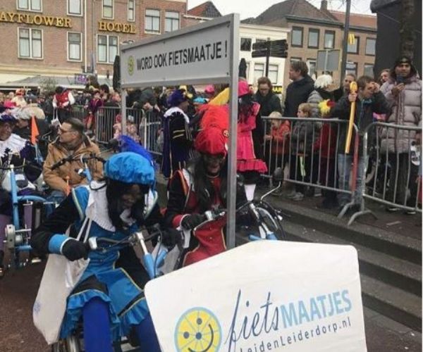 Sinterklaas intocht Van Raam pieten op duofietsen in Leiden