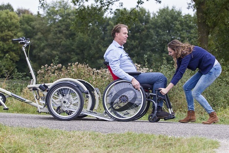 Ein Rollstuhl kann leicht auf das VeloPlus-Rollstuhl-Transportfahrrad geschoben werden