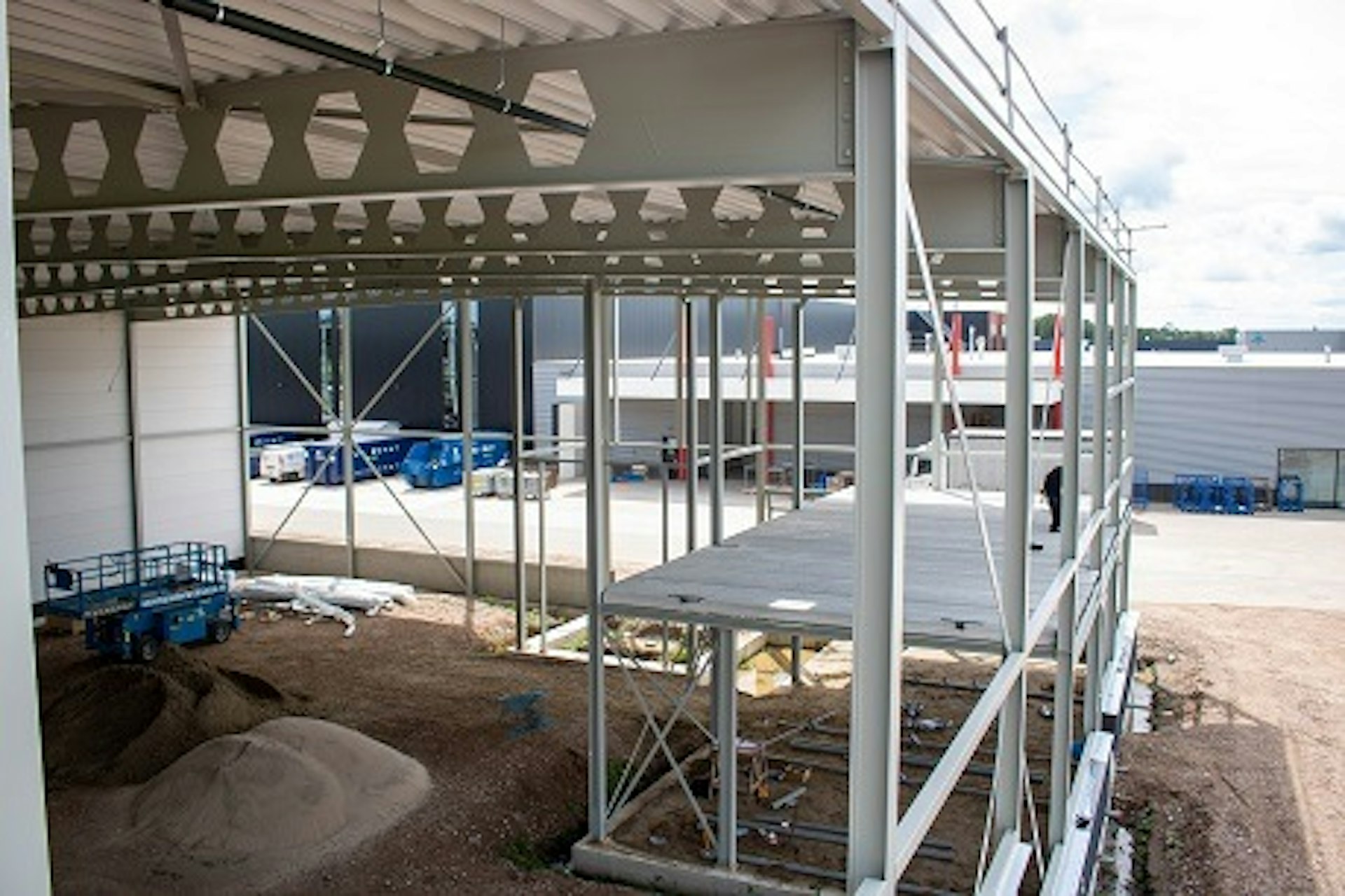 staalconstructie van boven van raam