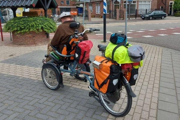 Freerk de Boer van stichting Onbeperkt op de Fiets op zijn OPair rolstoelfiets