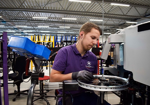 Wielen spaken in de Van Raam fietsfabriek voor aangepaste fietsen in Varsseveld