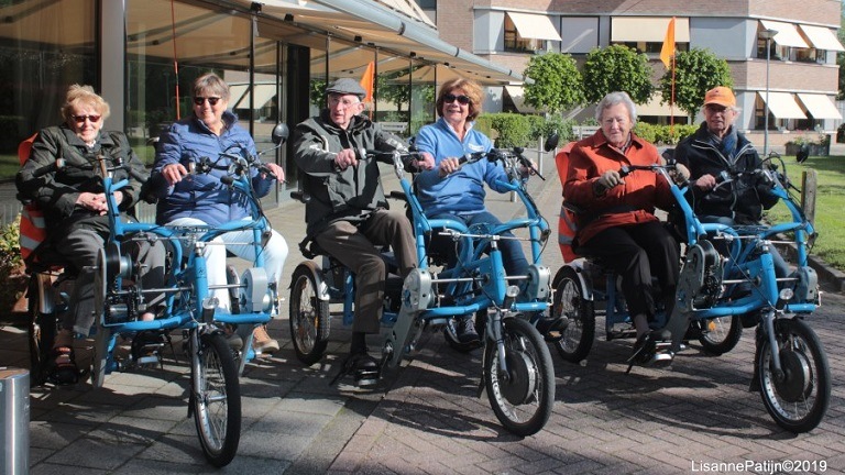 Fietsmaatjes Oegstgeest openden fietsroute in Leiden met Van Raam duofiets
