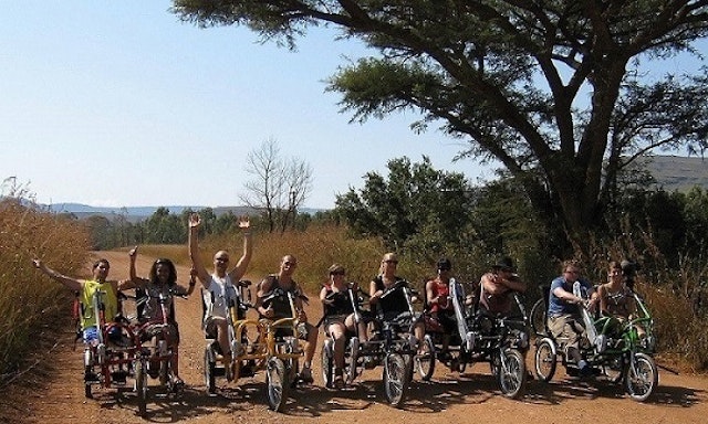 fietsen op duofiets in Afrika
