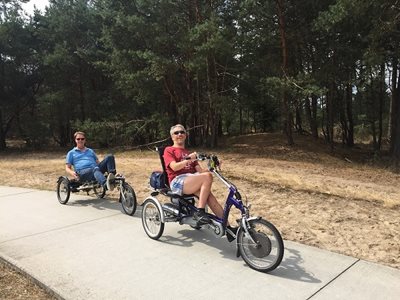 Fietsen met aangepaste fiets Van Raam op Nationaal Park de Hoge Veluwe