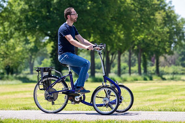 Tricycle avec deux roues à l'avant et une à l'arrière.     