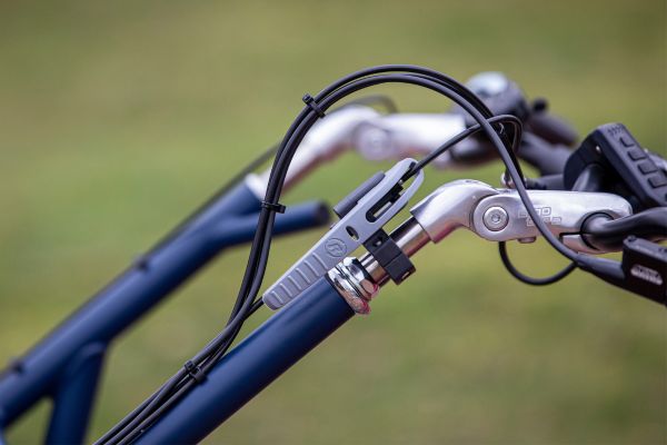 tip voor het fietsen op een fun2go duofiets, gebruik de parkeerrem