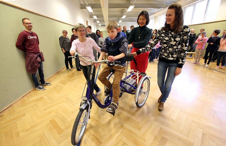 Die erste Fahrt auf dem Van Raam kinder spezialrad