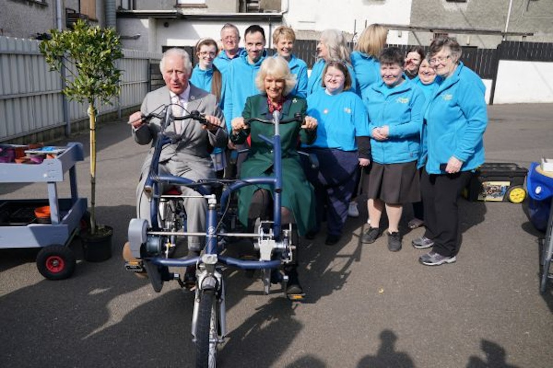 Prins Charles en Camilla op de van raam fun2go duofiets