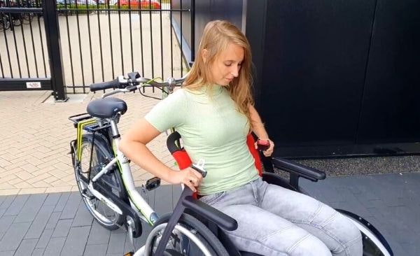 Placing the wheelchair on Van Raam VeloPlus wheelchair bicycle Belts