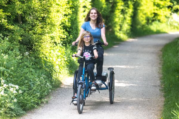 Gemeinsames Radfahren auf einem Kivo Plus Tandem Eltern Kind