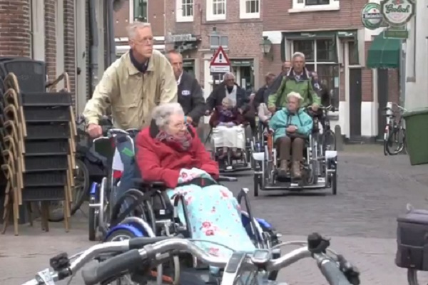 Videoverslag van rit met 10 rolstoelfietsen
