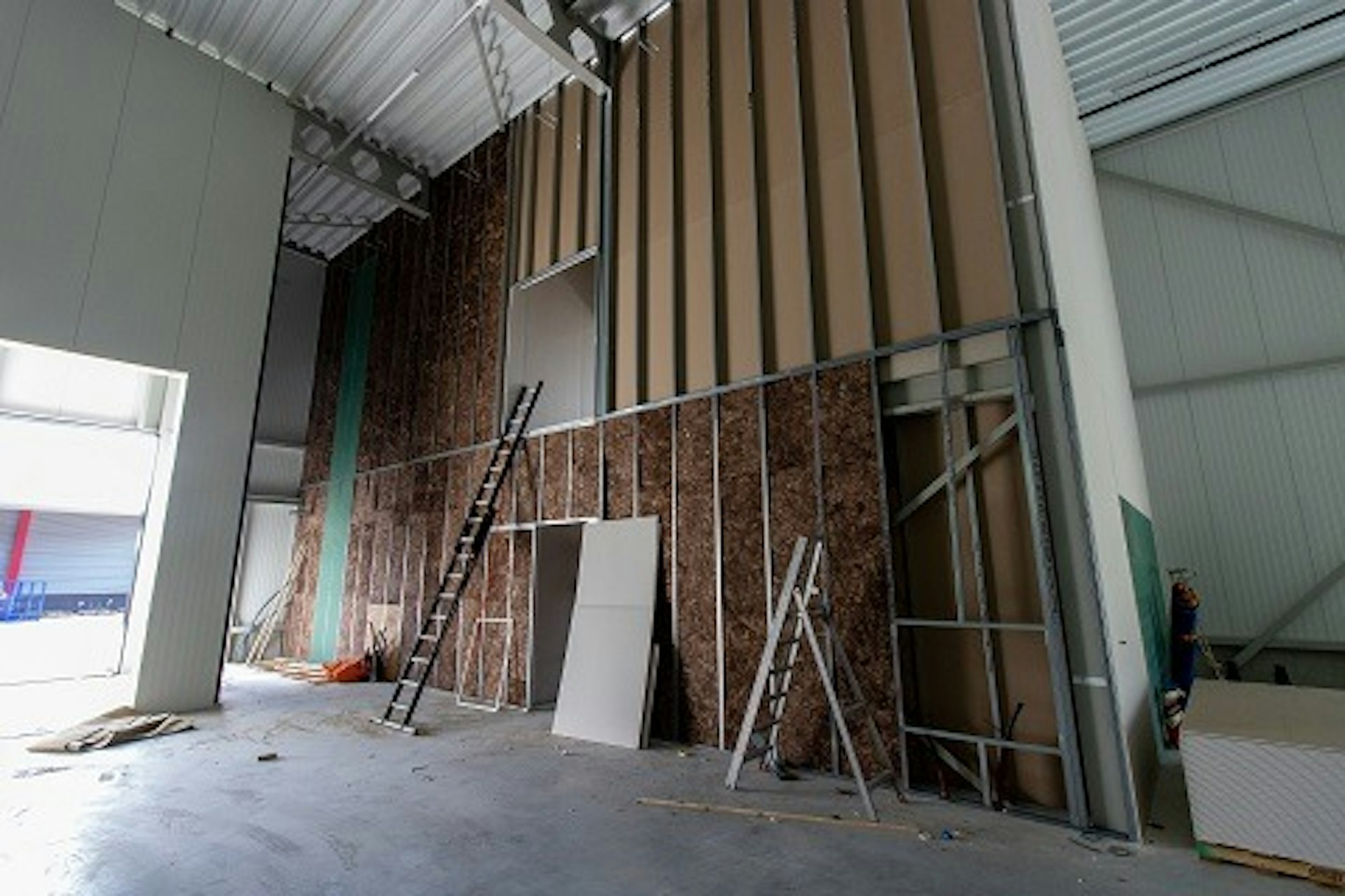 Aufstellen von Wänden in der neuen Halle Van Raam