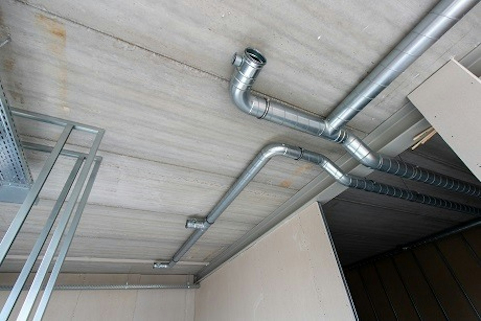 Installationsarbeiten für neue Halle Van Raam