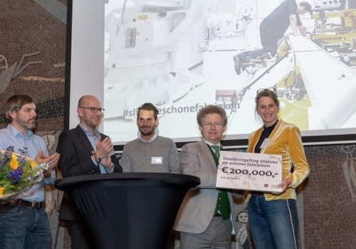 Van Raam tijdens prijsuitreiking tenderregeling  slimme en schone fabrieken