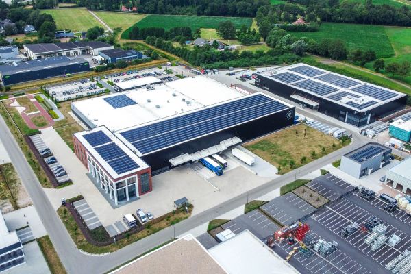 Overzicht Van Raam aangepaste fietsen fabriek met zonnepanelen Varsseveld Nederland