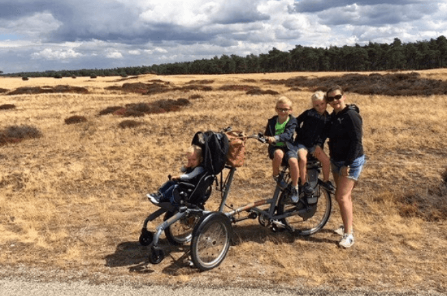 Samen-fietsen-op-een-rolstoelfiets-Opair