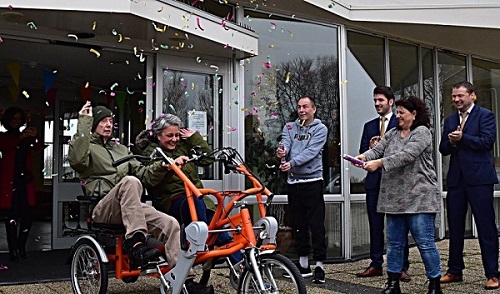 Zorginstelling krijgt Van Raam duo-fiets gesponsord door Edwin van der Sar Foundation