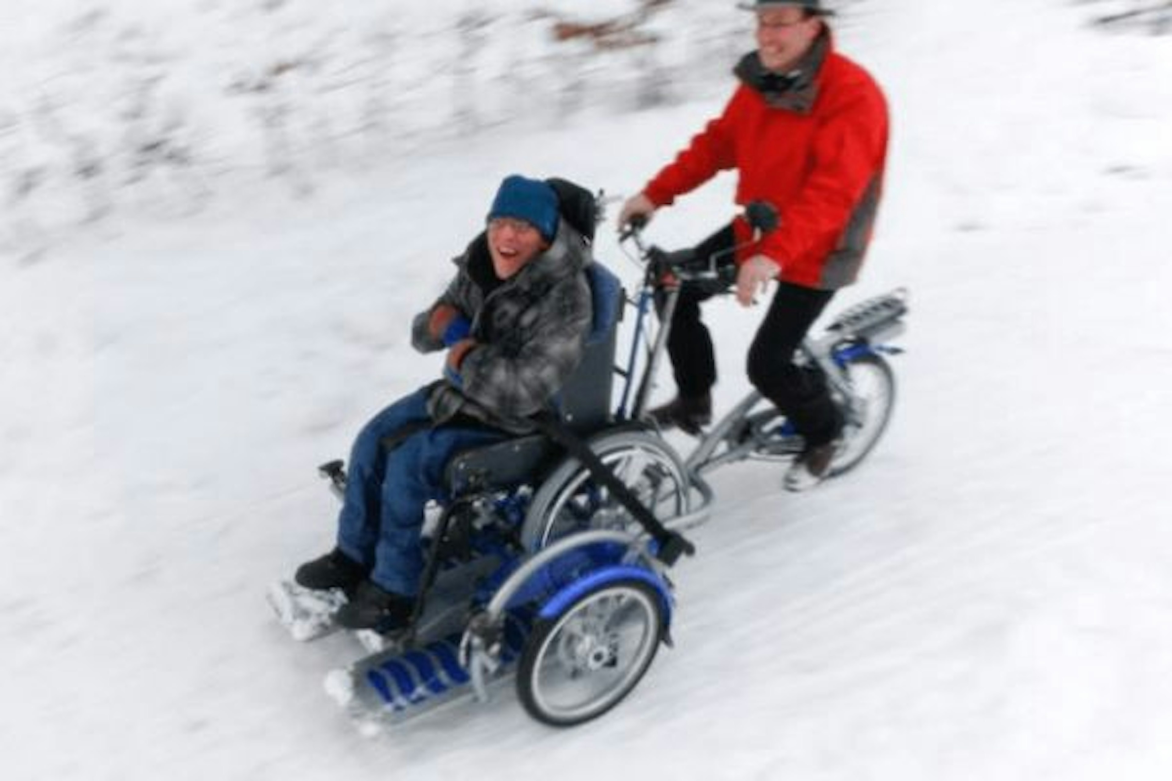 Rolstoelfiets-VeloPlus-Van-Raam-fietsen-door-sneeuw